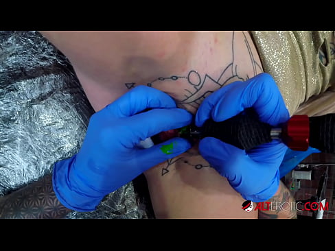 ❤️ Extrem tattooed Hottie Sully Savage krut en Tattoo op hirem Klitoris ❤ Porno op Porno lb.verhentai.ru