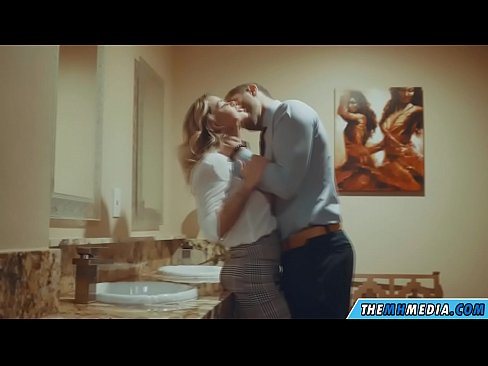 ❤️ Wann eng Busty Blond Iech an engem ëffentlechen Toilette verféiert ❤ Porno op Porno lb.verhentai.ru